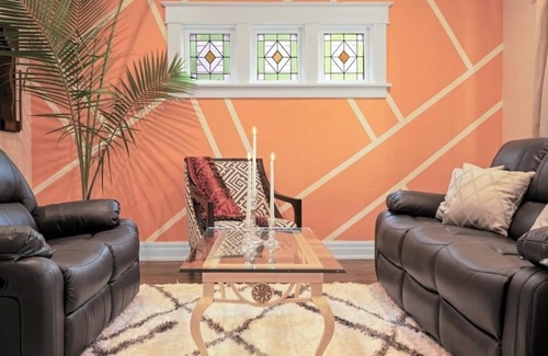 Niagara Falls House | Romance, Reunion, Family Getaway, Bridal Shower or Retreat with Hot Tub
