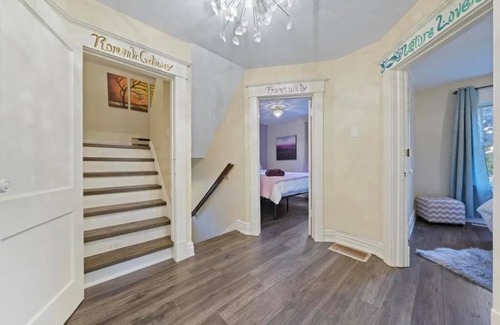 Niagara Falls House | Romance, Reunion, Family Getaway, Bridal Shower or Retreat with Hot Tub
