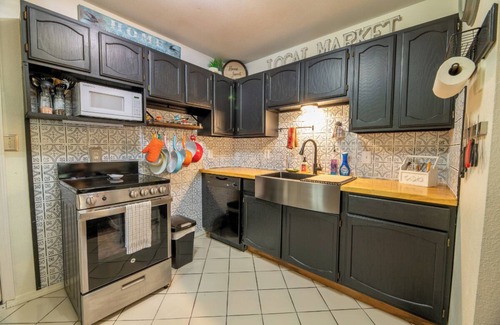 Rocky Grove Condo | Romantic 1BD Condo w/Grill! Near CREEK + Dogs OK!