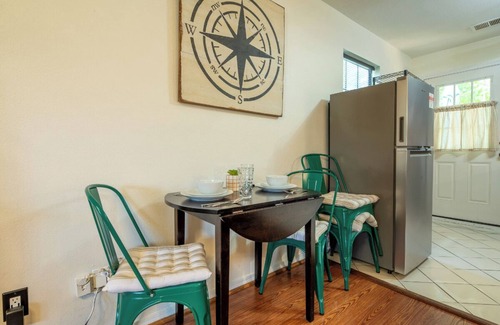 Rocky Grove Condo | Romantic 1BD Condo w/Grill! Near CREEK + Dogs OK!