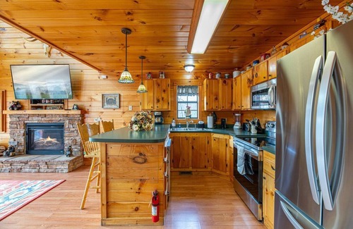 Sevierville Cabin | Romantic 2BR Sevierville Escape w/Fire Pit & BBQ