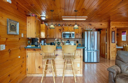 Sevierville Cabin | Romantic 2BR Sevierville Escape w/Fire Pit & BBQ