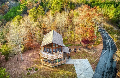 Sevierville Cabin | Romantic 2BR Sevierville Escape w/Fire Pit & BBQ