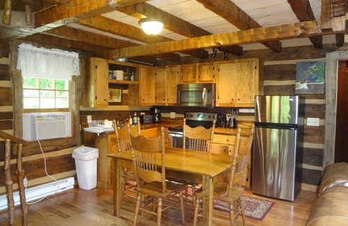 Hot Springs Cabin | Romantic and Cozy Cabin, Great for Honeymoons & Anniversaries