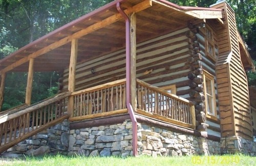 Hot Springs Cabin | Romantic and Cozy Cabin, Great for Honeymoons & Anniversaries