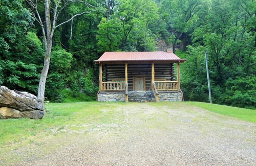 Hot Springs Cabin | Romantic and Cozy Cabin, Great for Honeymoons & Anniversaries