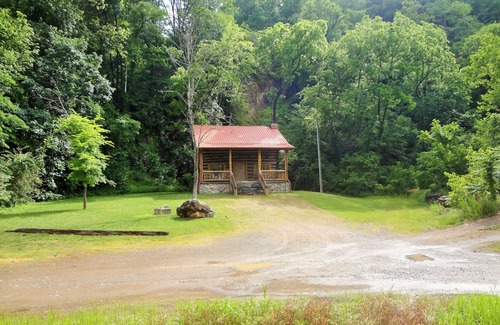 Hot Springs Cabin | Romantic and Cozy Cabin, Great for Honeymoons & Anniversaries