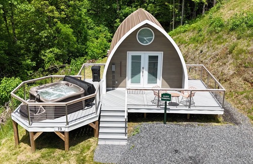 Bakersville Cabin | Romantic Blue Ridge Mountain cabin nature, view & modern with hot tub
