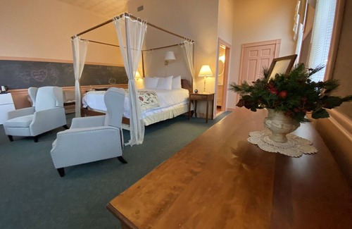 Lee Bed & Breakfast | Romantic Boutique Hotel /Bed and Breakfast - SchoolHouse Suite