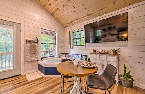 Broken Bow Apartment | Romantic Broken Bow Cabin with Jacuzzi and Fire Pit!