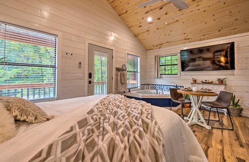 Broken Bow Apartment | Romantic Broken Bow Cabin with Jacuzzi and Fire Pit!