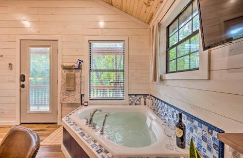 Broken Bow Apartment | Romantic Broken Bow Cabin with Jacuzzi and Fire Pit!