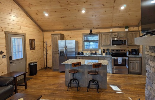 Cashes Valley Cabin | Romantic Cabin for 2, Hot Tub, wifi 10min from BR, hiking and waterfalls near