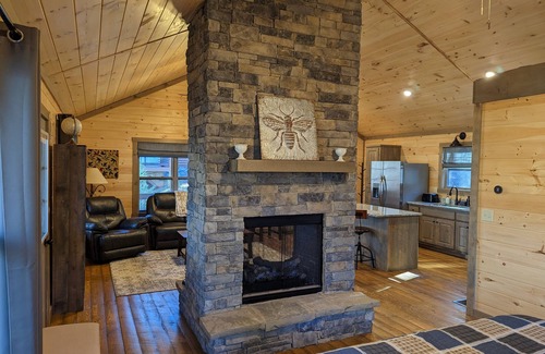 Cashes Valley Cabin | Romantic Cabin for 2, Hot Tub, wifi 10min from BR, hiking and waterfalls near