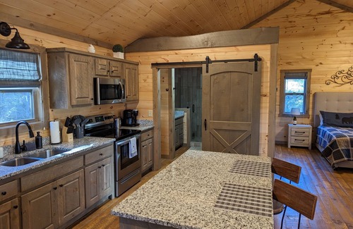 Cashes Valley Cabin | Romantic Cabin for 2, Hot Tub, wifi 10min from BR, hiking and waterfalls near