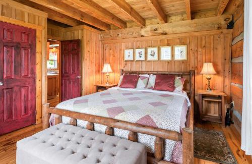Vesta House | Romantic Cabin Getaway - King Bed - Fast Wi-Fi - Pet-Friendly