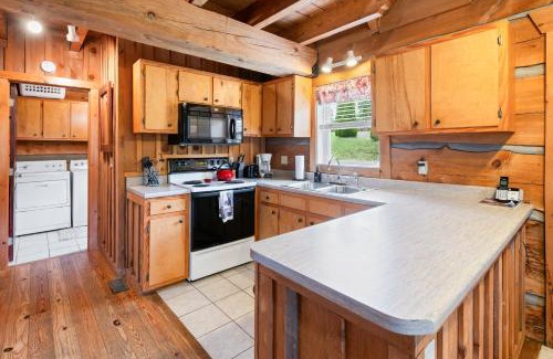 Vesta House | Romantic Cabin Getaway - King Bed - Fast Wi-Fi - Pet-Friendly
