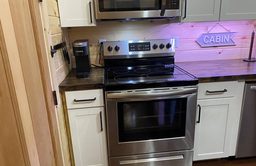 Milledgeville Cabin | Romantic Cabin Hideaway — Outdoor Rain Shower, Soaking Tub & Fire Pit