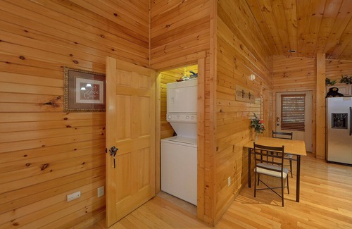 Hemlock Hills Cabin | Romantic Cabin ❤ Private Hot Tub 🐻 Pool Table 🏔 Heart-shaped Jacuzzi🍁