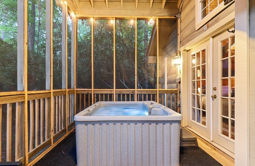 Sautee Nacoochee Cabin | Romantic Cabin near Helen | Hot Tub | Fireplace