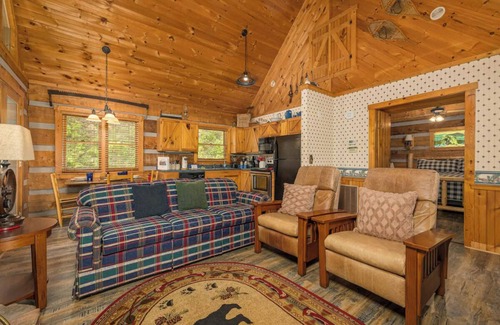 Gatlinburg - Pigeon Forge Cabin | Romantic Cabin w/HOT TUB & Views! Close to TOWN!