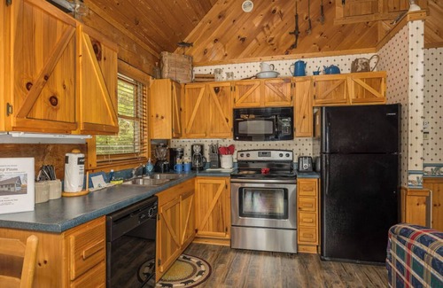 Gatlinburg - Pigeon Forge Cabin | Romantic Cabin w/HOT TUB & Views! Close to TOWN!