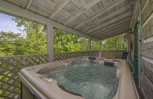 Gatlinburg - Pigeon Forge Cabin | Romantic Cabin w/HOT TUB & Views! Close to TOWN!