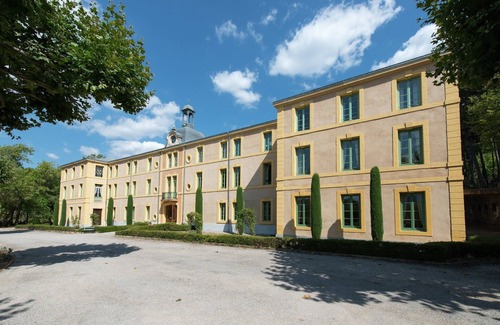 Montbrun-les-Bains Apartment | Romantic Château Stay Rhône