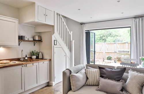 Cheltenham House | Romantic Coach House for 2 | Perfect Cotswold Stay + EV