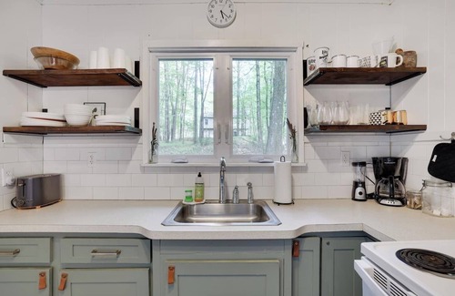 Locust Lake Village Cottage | Romantic Cottage in Lake Community w Private Hot Tub