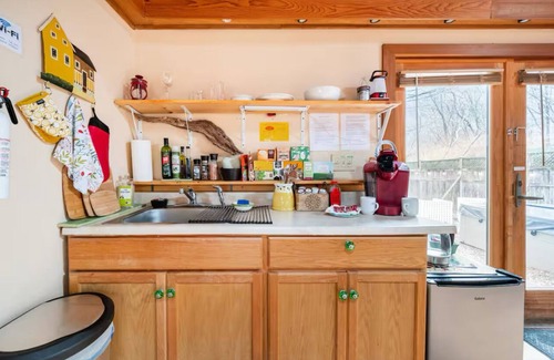 Phoenicia Cottage | Romantic cottage with hot tub . Close to hiking and breweries . Pet friendly!