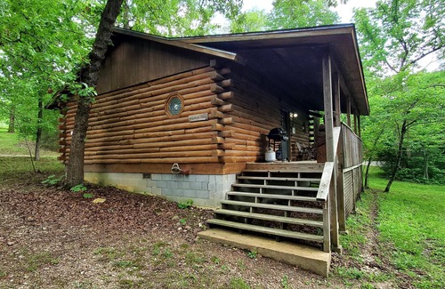Eureka Springs Cabin | Romantic, country cabin for two with oversize jetted tub