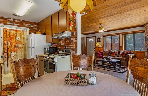 Big Bear Lake Cabin | Romantic Couple's Retreat steps from Village, Kid-Friendly, Fireplace, WiFi