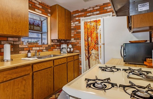 Big Bear Lake Cabin | Romantic Couple's Retreat steps from Village, Kid-Friendly, Fireplace, WiFi