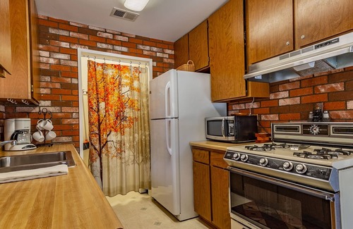 Big Bear Lake Cabin | Romantic Couple's Retreat steps from Village, Kid-Friendly, Fireplace, WiFi