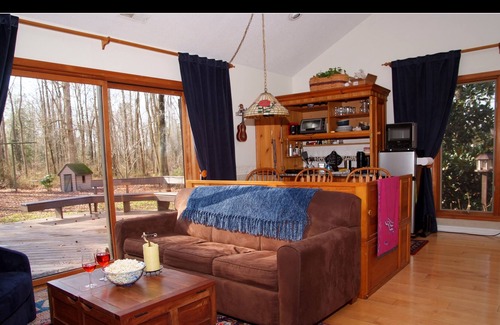 Greenwood Apartment | Romantic Couples Suite in Nature Retreat Setting; day trip to beach!