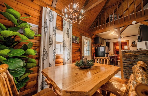 Rockbridge Cabin | Romantic Creekside escape/Secluded/Hot Tub/Fire Pit/Heart of Hocking Hills