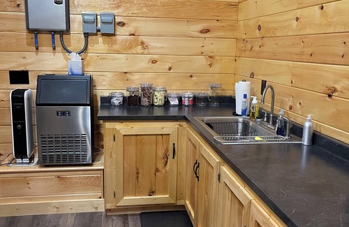 Abingdon House | ROMANTIC CREEKSIDE BUNGALOW AT CASCADES AT PARKS MILLnOne bedroom