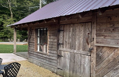 Abingdon House | ROMANTIC CREEKSIDE BUNGALOW AT CASCADES AT PARKS MILLnOne bedroom