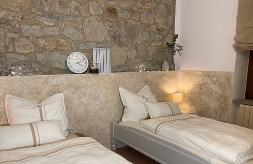Tuoro sul Trasimeno Cottage | Romantic fieldstone house with a beautiful view of Lake Trasimeno