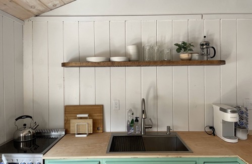 Town Hill Cabin | Romantic Forest Cabin - private, near everything