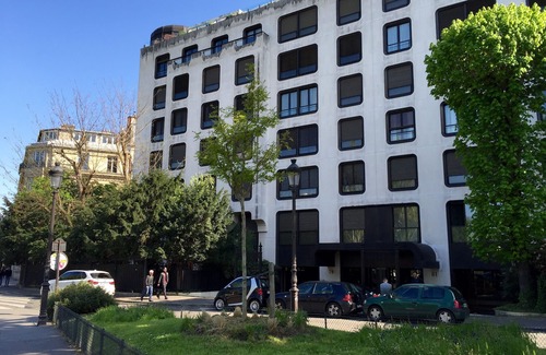 Porte-Dauphine Apartment | Romantic garden view near Champs Elysées