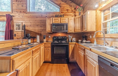 Helen Cabin | Romantic Getaway Cozy Cabin | 1BR 1BA | Hot Tub | Jacuzzi | Pet Friendly
