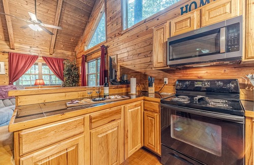Helen Cabin | Romantic Getaway Cozy Cabin | 1BR 1BA | Hot Tub | Jacuzzi | Pet Friendly