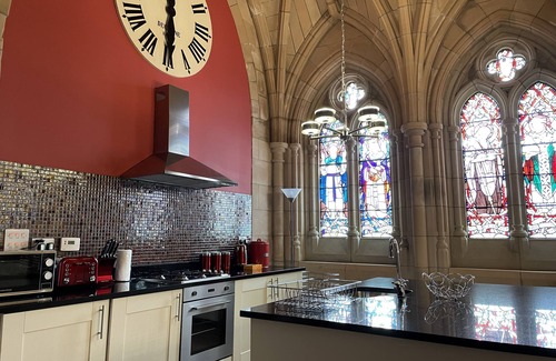 Fort Augustus Apartment | Romantic getaway at St Andrew's Chapel - stunning 2 bedroom apartment