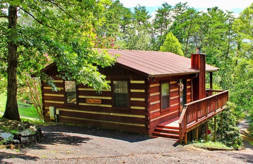 Townsend Cabin | Romantic Getaway in the Smokies-HOT TUB & JACUZZI - Blue Spruce