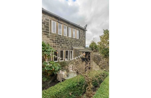 Wadsworth Cottage | Romantic getaway. Old Town, Hebden Bridge.