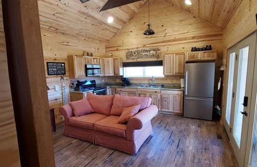 Whittier Cabin | Romantic Getaway starts here! Views, Dog Friendly, Hot Tub, Casino & WCU.