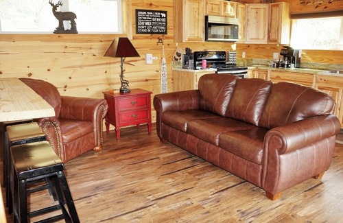 Whittier Cabin | Romantic Getaway starts here! Views, Dog Friendly, Hot Tub, Casino & WCU.