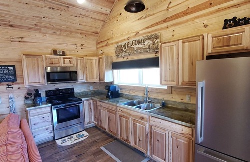 Whittier Cabin | Romantic Getaway starts here! Views, Dog Friendly, Hot Tub, Casino & WCU.